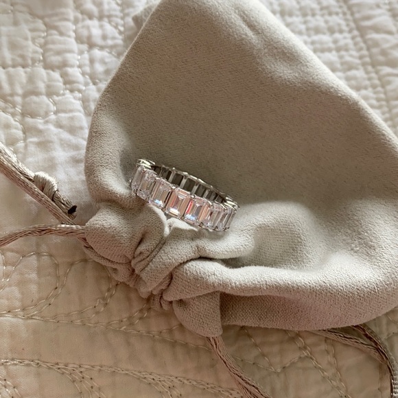 Boutique Ring - Picture 1 of 1